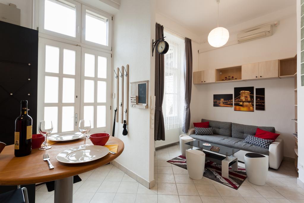 Feel At Home Apartment Будапеща Екстериор снимка