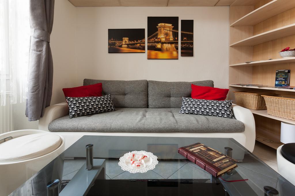 Feel At Home Apartment Будапеща Екстериор снимка