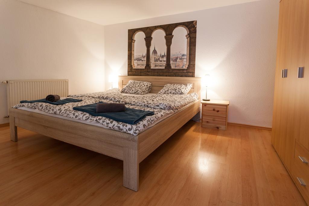 Feel At Home Apartment Будапеща Екстериор снимка